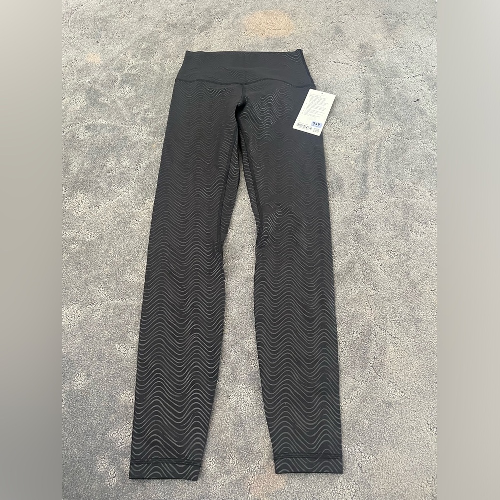 Lululemon aligns size 6